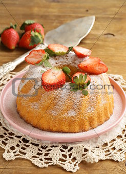 round sponge cake with strawberries