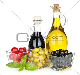 Olives, tomatoes, herbs and condiments