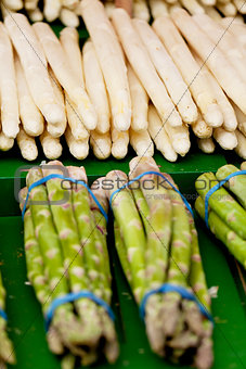 fresh seasonal asparagus on market 