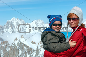 Family and Mont Blanc mountain massif behind (France )