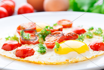 Fried eggs with cherry tomatoes