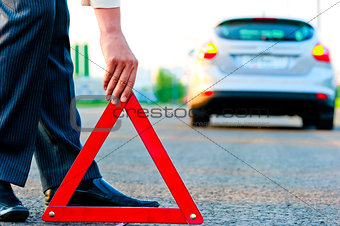 man sets the warning triangle