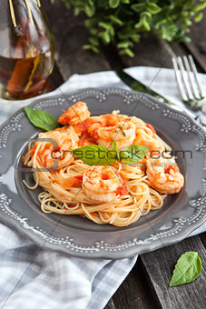 Spaghetti with prawns and tomatoes