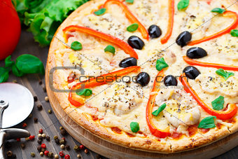 Pizza with chicken, pepper and olives