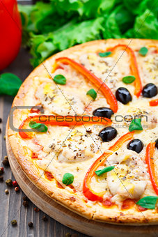 Pizza with chicken, pepper and olives