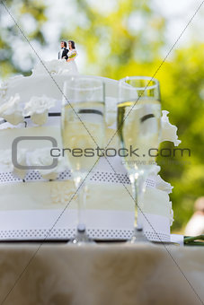 Close-up of wedding cake and champagne flutes