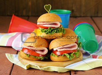 mini burgers with ham and vegetables - snacks for parties and picnics