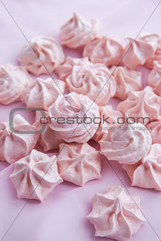 Pink meringues 