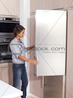 woman looking in the fridge vy