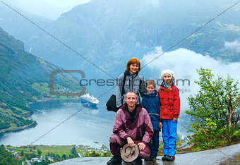 Family above Geiranger Fjord (Norge)