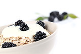 Oatmeal with yogurt and blackberries
