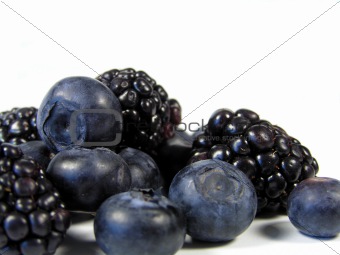 blackberries and blueberries in a pile 