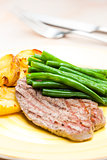 beefsteak with green beans and garlic potatoes