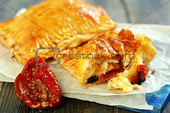 Puff pastry with sun-dried tomatoes and cheese