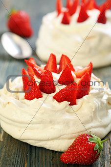 Pavlova dessert with lemon cream.