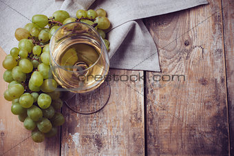glass of white wine and grapes