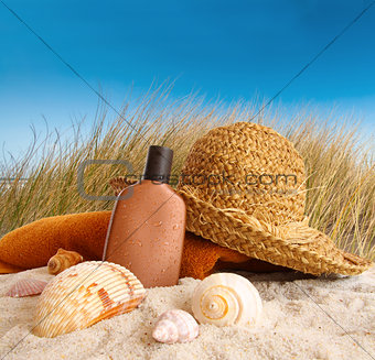 Straw hat with towel at the beach