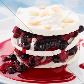 Meringue with berry layers