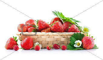 Basket fresh strawberry with green leaf and flower