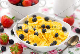 Cornflakes with strawberries and blueberries