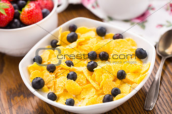 Cornflakes with strawberries and blueberries