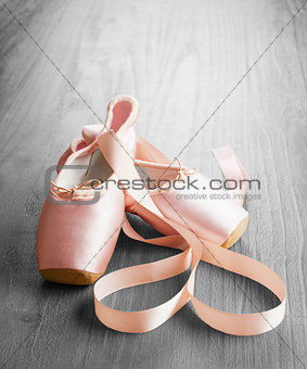 new pink ballet pointe shoes