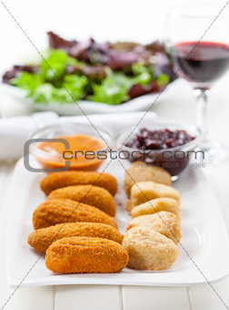 Delicious cheese sticks with chutney