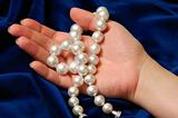 Demonstrating a pearls necklace