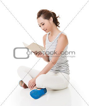 woman sit on ground and read a book