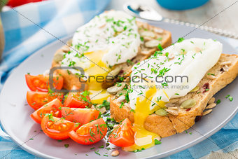 Sandwich with poached egg and cherry tomatoes