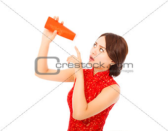 young woman point to a empty red envelope