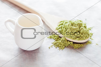 Powdered green tea ingredient and fresh milk