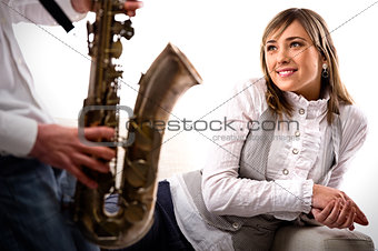 Man plays the saxophone for lovely girlfriend