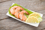 Cooked shrimps with lemon