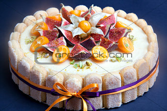 Cheesecake decorated with fig and kumquat