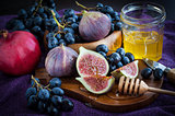 Fresh figs and dark grape