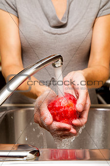 washing apple