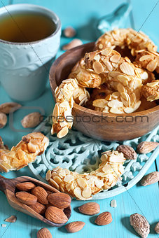 Crescent almond cookies