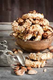 Crescent almond cookies