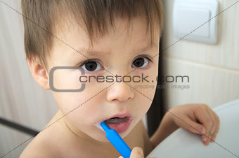 Boy cleaing his teeth