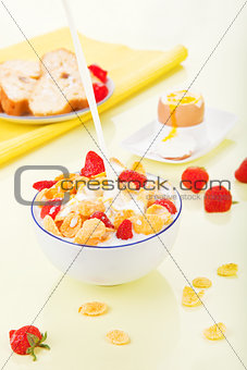 Corn flakes with milk and strawberries.