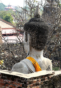 The head is large sitting Buddha