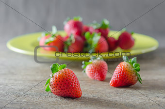 red strawberries on dish 