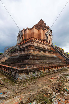 chedi luang temple