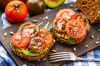 Avocado sandwich with tomatoes
