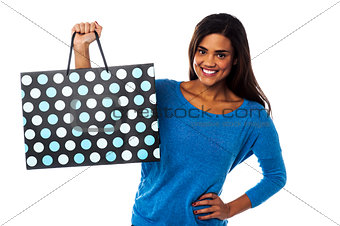 Pretty young model posing with shopping bag