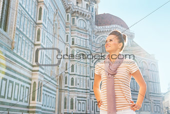 Happy young woman standing in front of cattedrale di santa maria