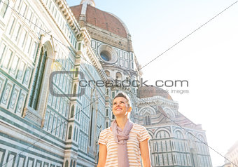 Happy young woman in front of cattedrale di santa maria del fior