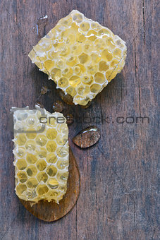 Honeycomb and honey drops 