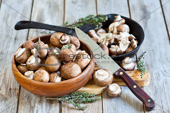 Mushrooms in bowl and pan